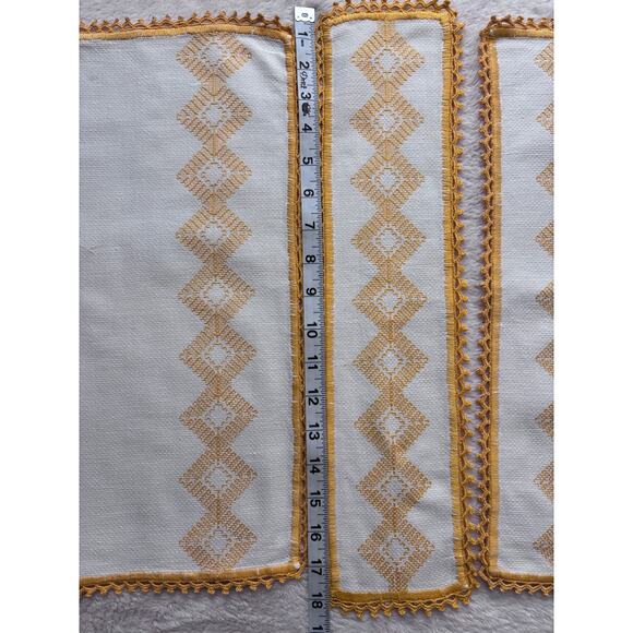Set of Hand-Embroidered Vintage 1970s Table Linens Goldenrod Yellow White - Picture 4 of 6
